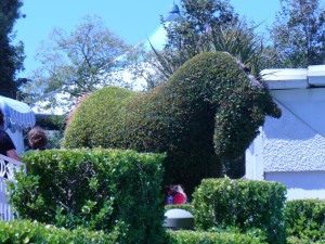 dl-small-world-topiary-horse-300x225